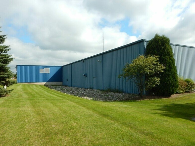 More Photos Of 8624-8626 Hollander Dr, Franksville Warehouse For Sale