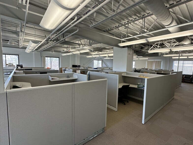 More Photos Of 26 Parkridge Rd, Haverhill Research And Development For Lease