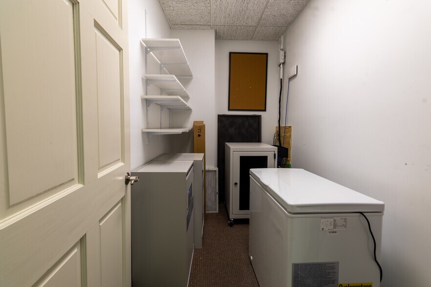 More Photos Of 833 E 16th St, Holland Bank For Lease