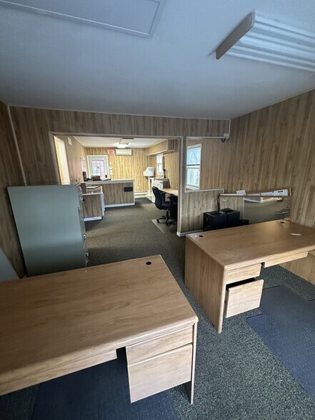 More Photos Of 879 W Jericho Tpke, Smithtown Distribution For Lease