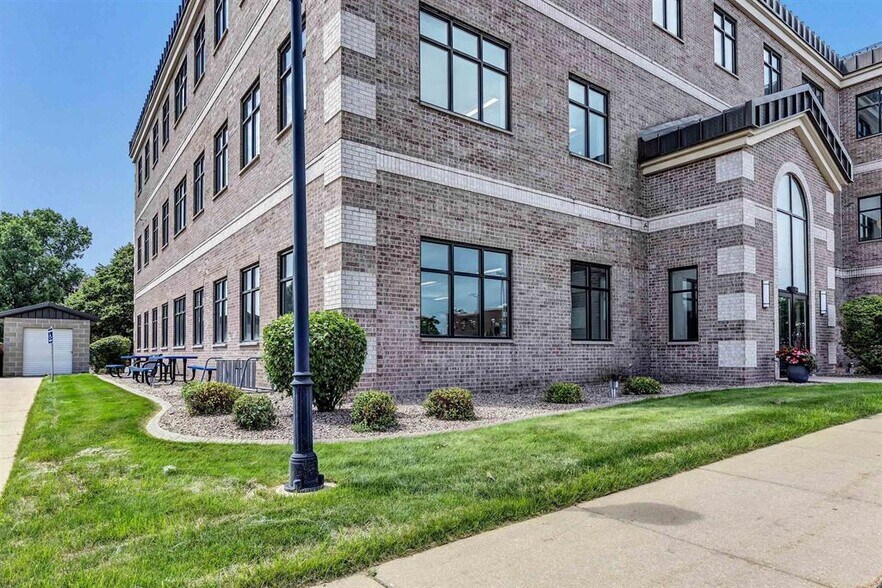 More Photos Of 325 Reid St, De Pere Office For Lease
