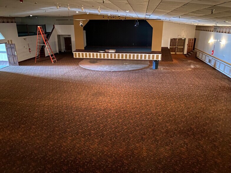 More Photos Of 1825 Locust Ave, Fairmont Restaurant For Sale