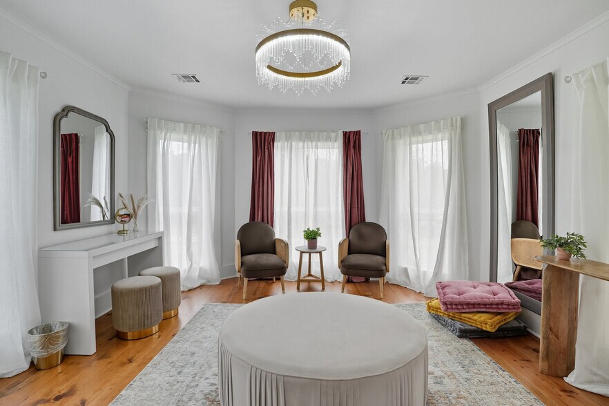 More Photos Of 924 S Main St, Broken Arrow Showroom For Sale