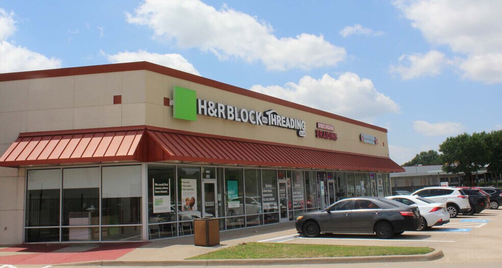 More Photos Of 2344-2400 SE Green Oaks Blvd, Arlington General Retail For Lease