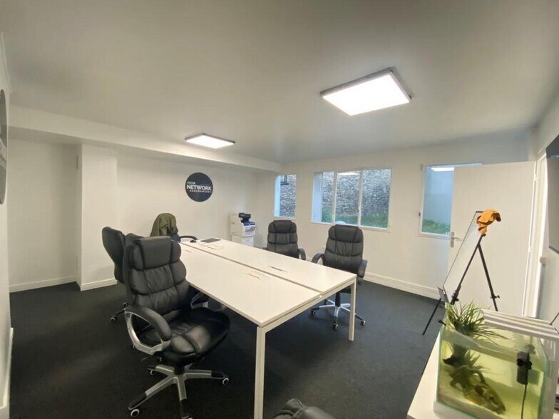 Primary Photo Of 84 Boulevard De La République, Boulogne-Billancourt Office For Sale