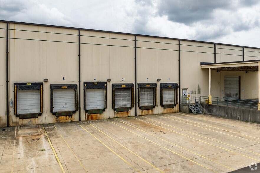 More Photos Of 210 N Pendleton St, High Point Manufacturing For Lease