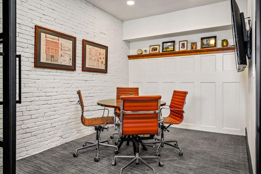 More Photos Of 144 S Main St, Independence Storefront Retail Office For Sale