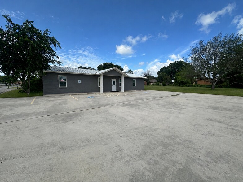 Primary Photo Of 200 W College Ave, Devine Medical For Lease