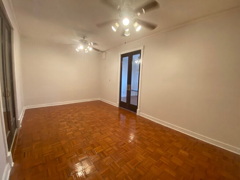 More Photos Of 1543 W Summit Ave, San Antonio Showroom For Sale