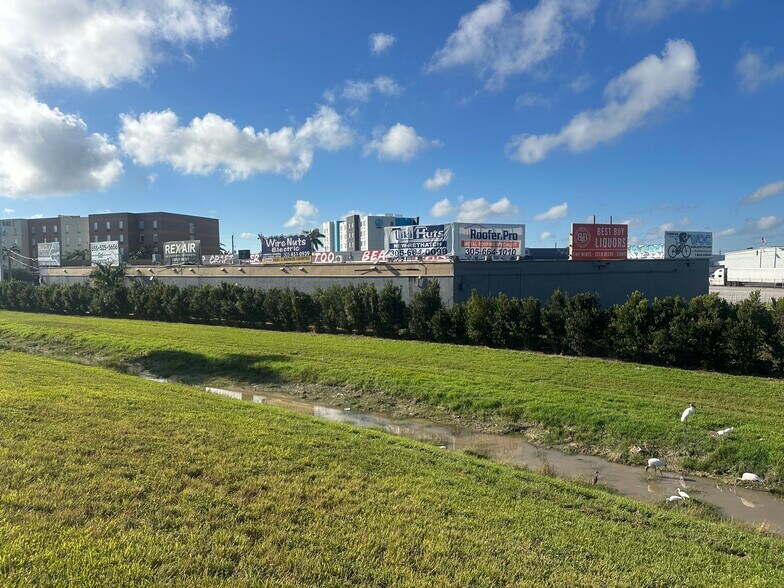 More Photos Of 10 NE 3rd St, Homestead Warehouse For Lease