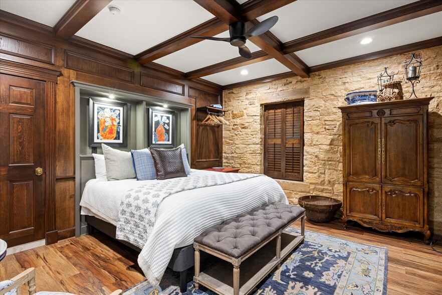 More Photos Of 111 S Houston St, Granbury Loft Creative Space For Sale