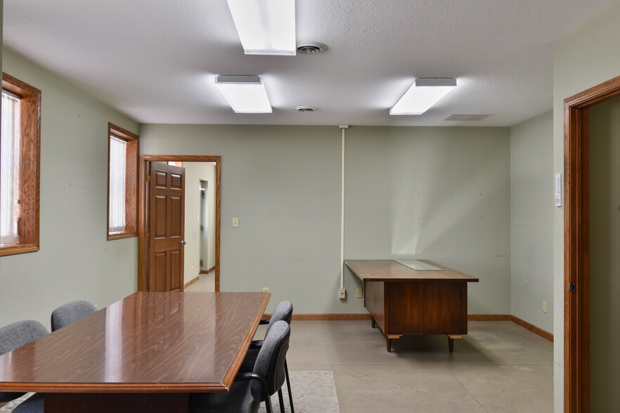 More Photos Of 1311 N Division St, Pontiac Warehouse For Lease