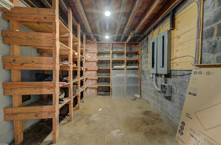 More Photos Of 110 McCauley Dr, Timberville Warehouse For Sale