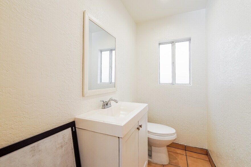 More Photos Of 337-3 Washington Blvd, Venice Storefront Retail Office For Lease