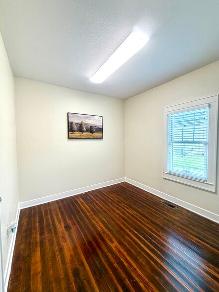 More Photos Of 904 W Lamar Alexander Pky, Maryville Office For Lease