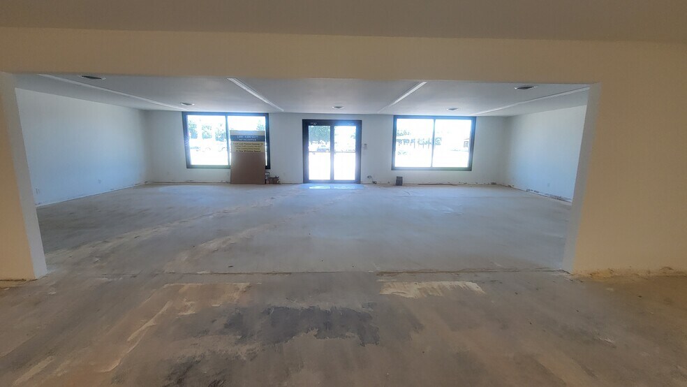 More Photos Of 906 W Springfield Rd, Taylorville Storefront Retail Office For Lease