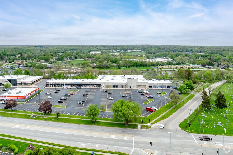 More Photos Of 180-200 S Western Ave, Carpentersville General Retail For Lease
