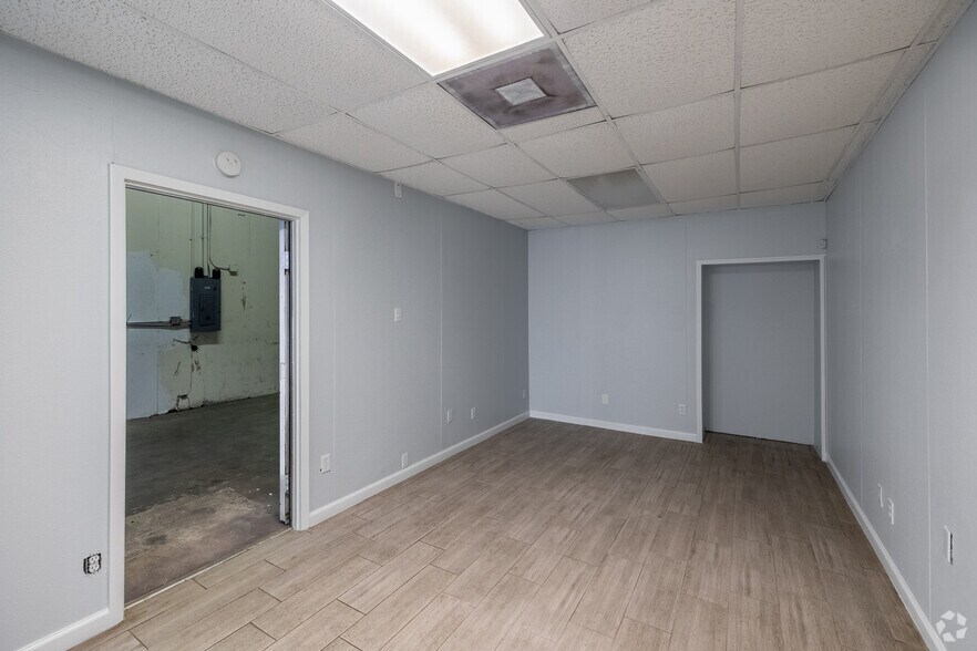 More Photos Of 1110 W Harris Rd, Arlington Warehouse For Lease