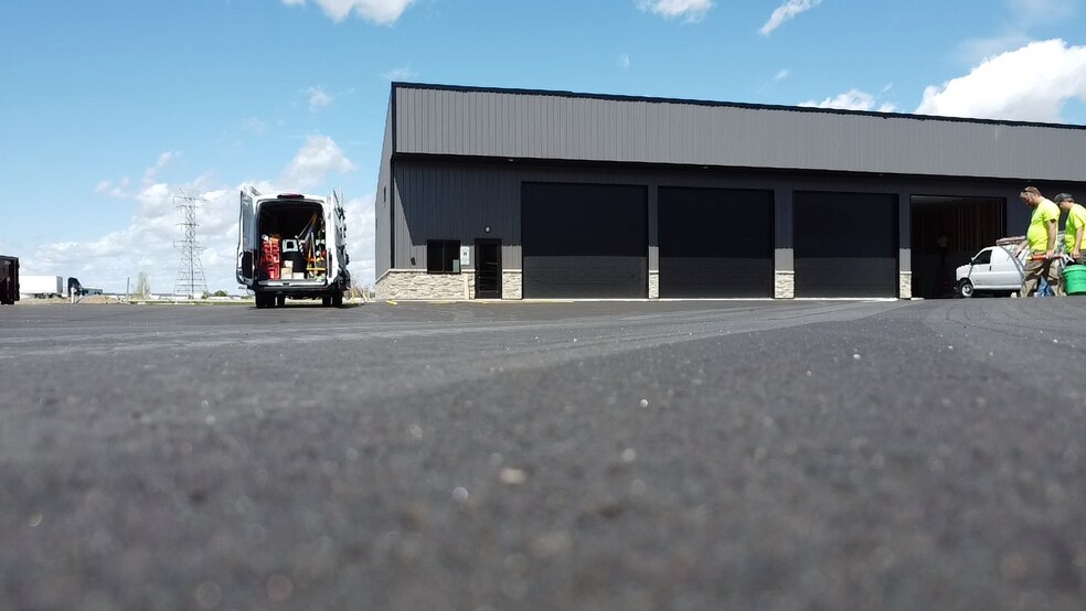 More Photos Of 5700 W Clairemont Dr, Appleton Flex For Lease