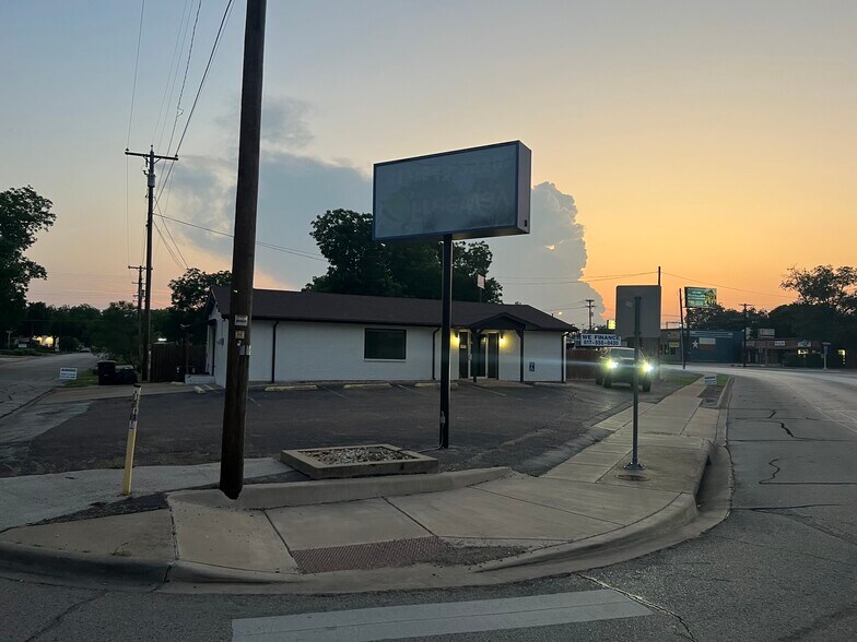 More Photos Of 418 W Chambers St, Cleburne Office For Sale
