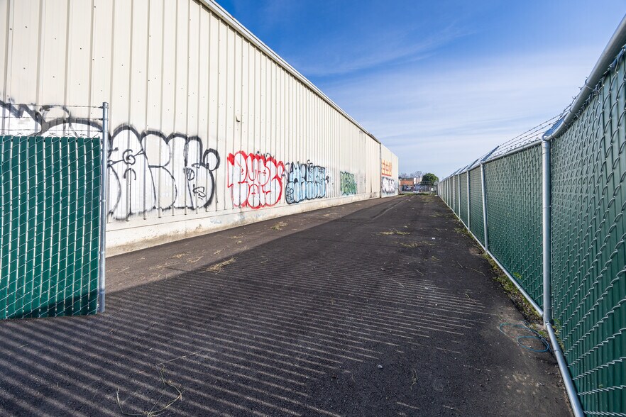 More Photos Of 563 Harlan St, San Leandro Manufacturing For Lease