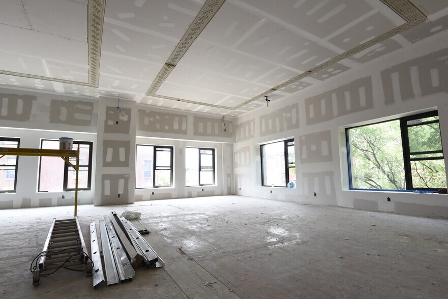 More Photos Of 694 Manhattan Ave, Brooklyn Storefront Retail Office For Lease