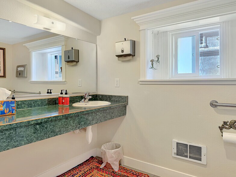 More Photos Of 624 Fleet St, Brookings Office For Sale