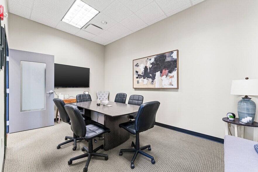 More Photos Of 3945 N Vantage Dr, Fayetteville Office For Sale