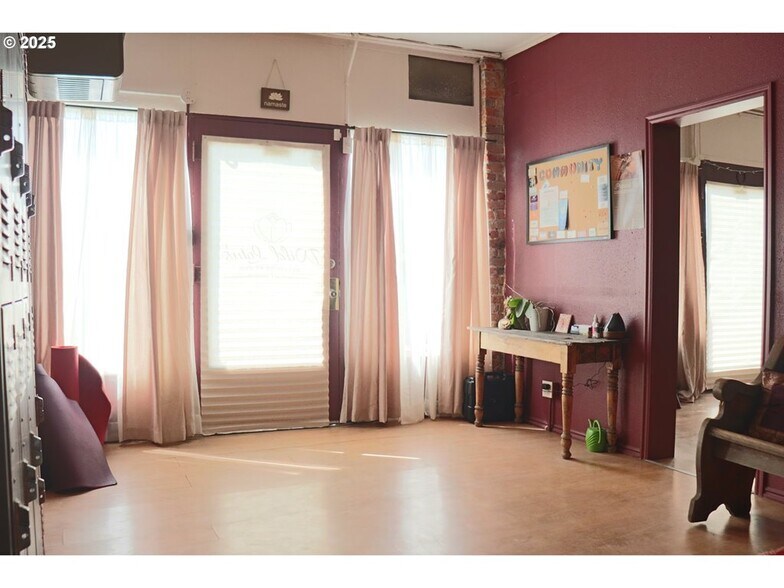 More Photos Of 2820 Broadway St, Baker City Flex For Sale