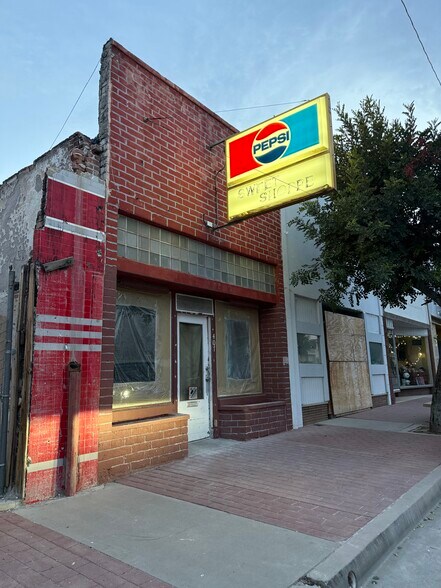 More Photos Of 407 Center St, Taft Storefront For Sale