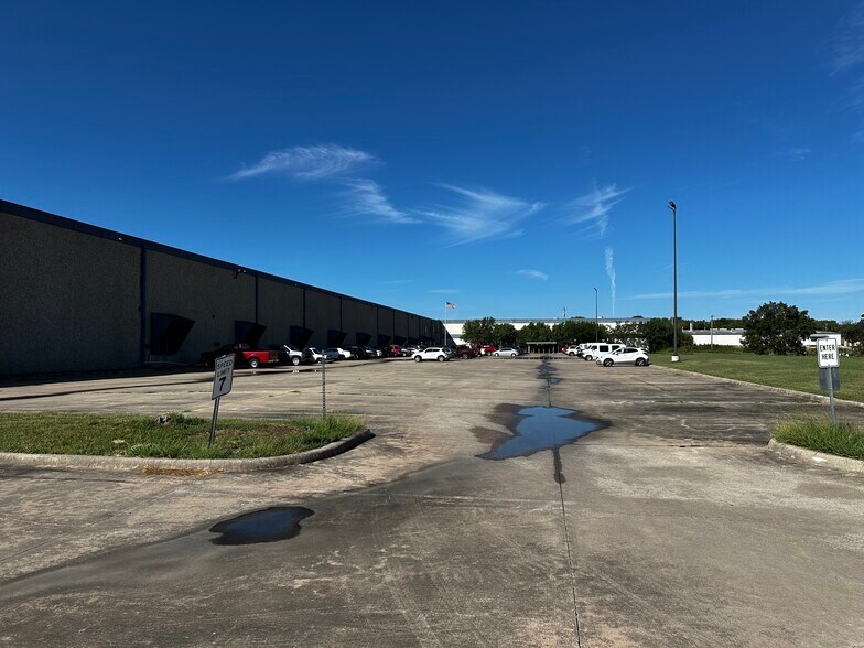 More Photos Of 3500 Flanders Dr, Ardmore Distribution For Lease