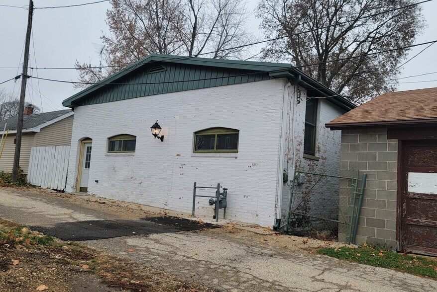 More Photos Of 605 Evans Ave, Ashton Auto Repair For Sale