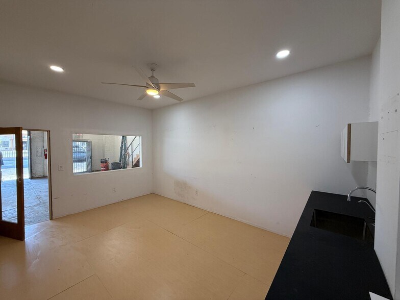 More Photos Of 1602 W 39th Pl, Los Angeles Warehouse For Lease