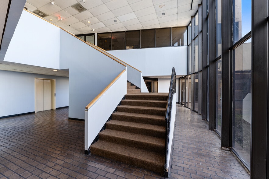More Photos Of 9207 Country Creek Dr, Houston Office For Sale