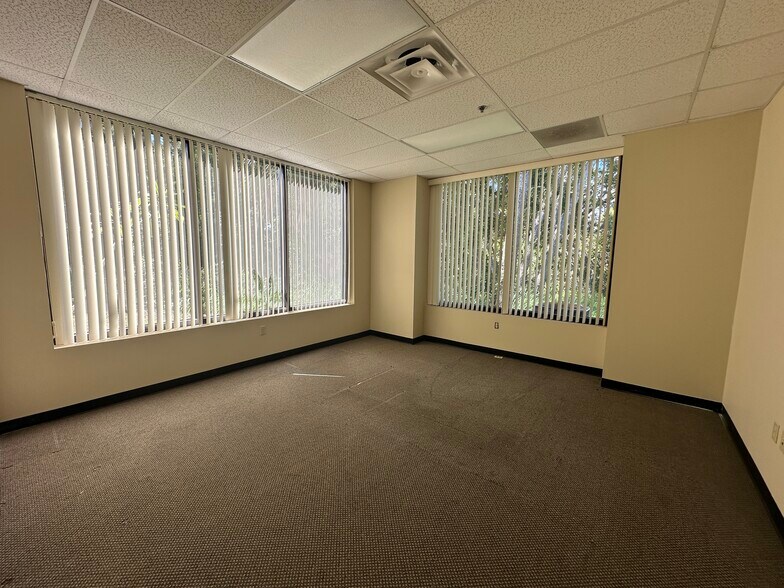 More Photos Of 5620 W Sligh Ave, Tampa Office For Sale