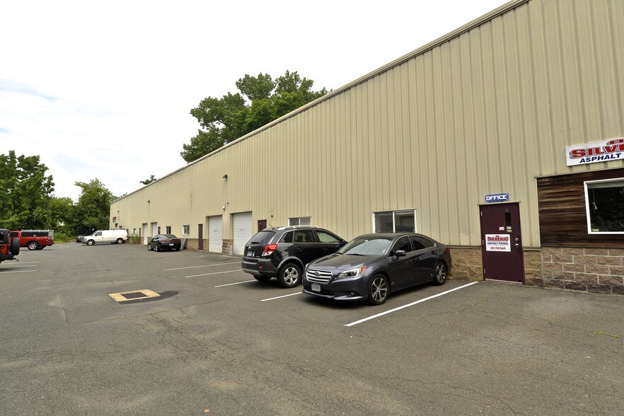 More Photos Of 35 Starr Rd, Danbury Warehouse For Lease