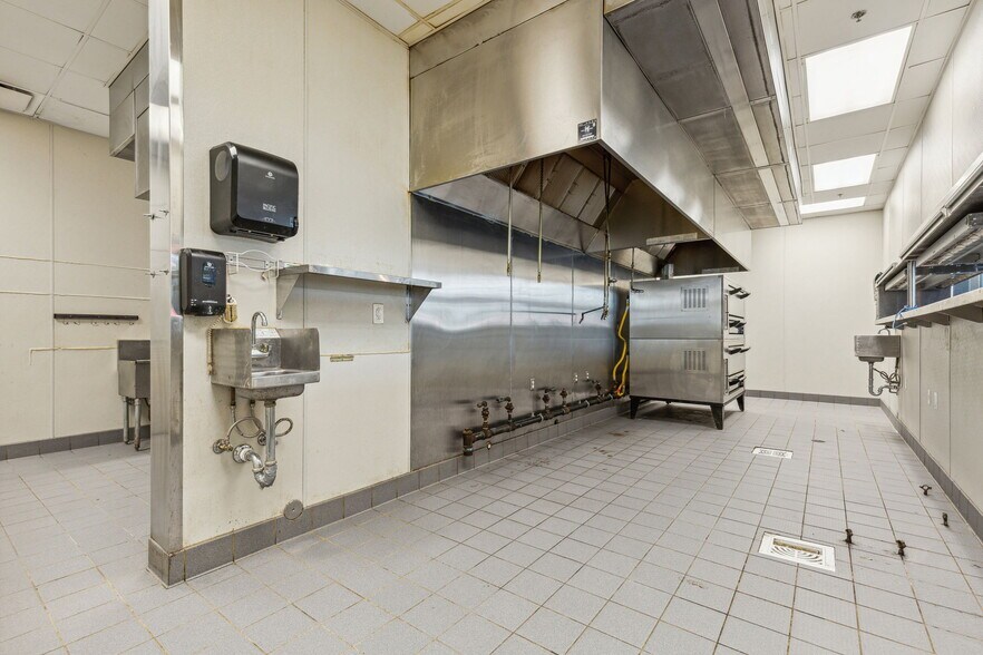 More Photos Of 340 Singleton Blvd, Dallas Restaurant For Lease