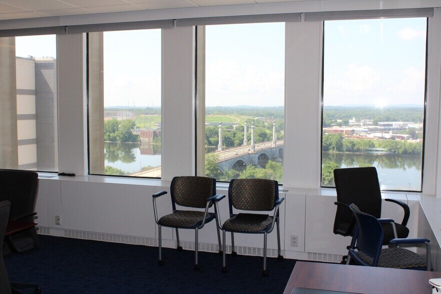 More Photos Of 1500 Main St, Springfield Medical For Lease