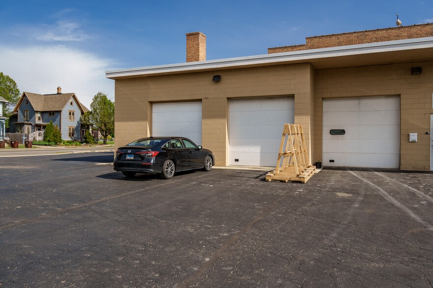 More Photos Of 208-210 Kishwaukee St, Rockford Light Distribution For Sale