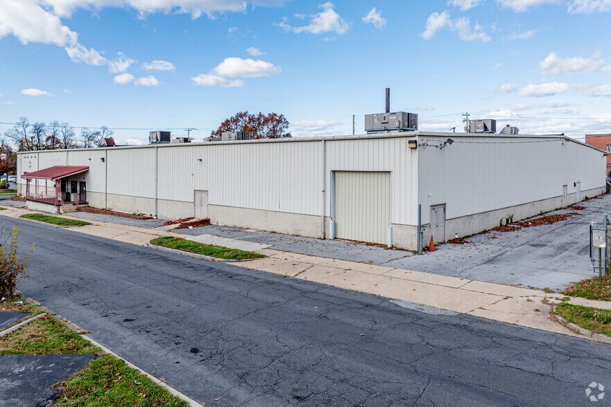 More Photos Of 951 S 13th St, Harrisburg Flex For Sale