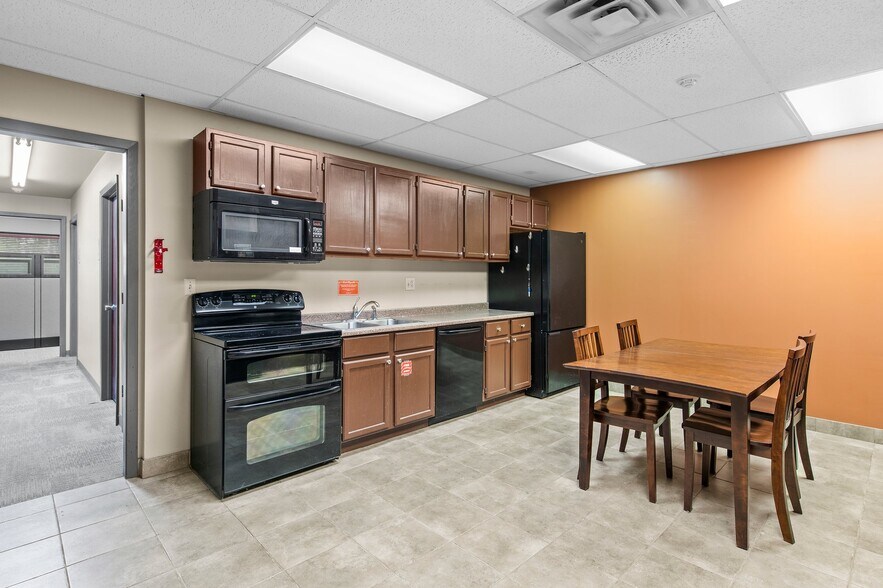 More Photos Of 940 S Hastings Ave, Saint Paul Park Office For Sale