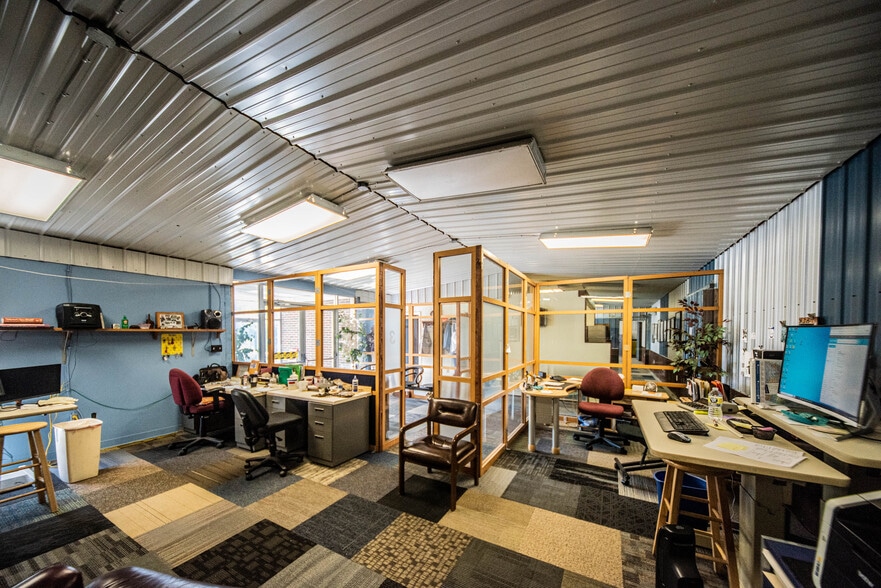More Photos Of 501 Lakeshore Dr, Kuttawa Warehouse For Sale