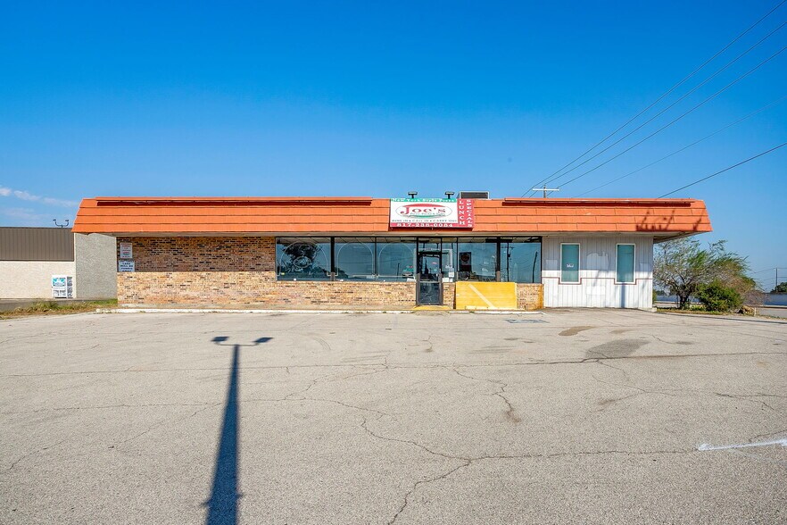 More Photos Of 8901 Jacksboro Hwy, Lakeside Restaurant For Lease