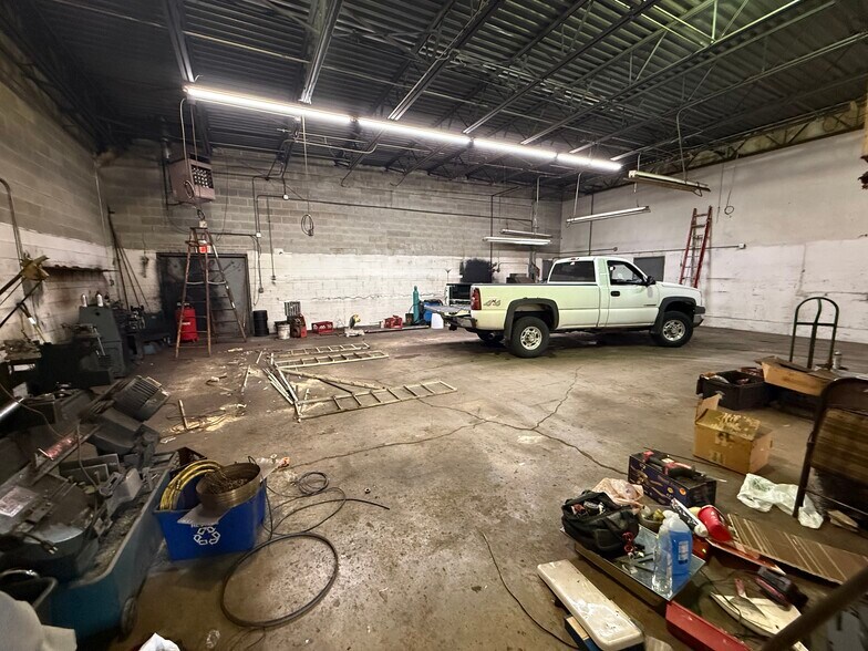 More Photos Of 111-143 S Wheeling Rd, Wheeling Warehouse For Lease