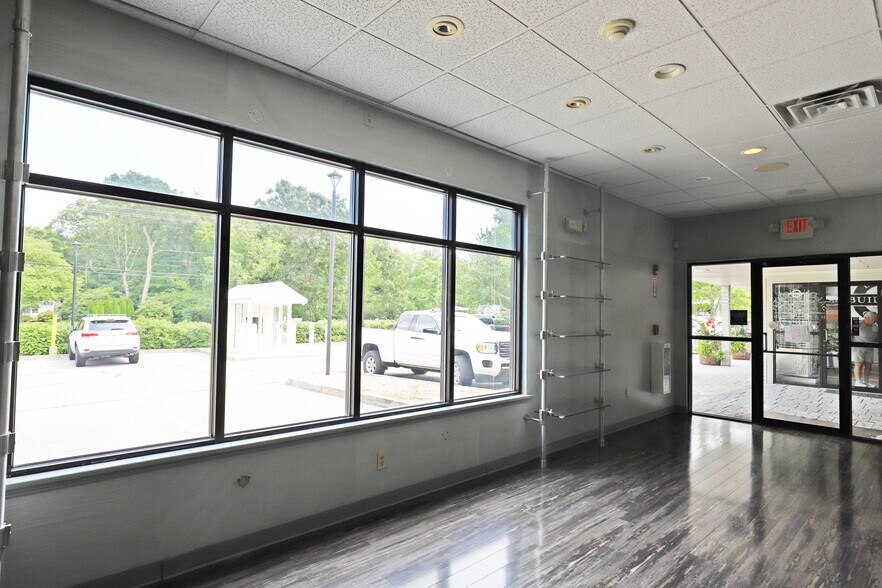 More Photos Of 580 N Falmouth Hwy, North Falmouth Storefront Retail Office For Lease