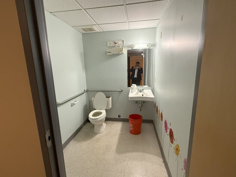 More Photos Of 304 Sandown Rd, East Hampstead Convenience Store For Lease