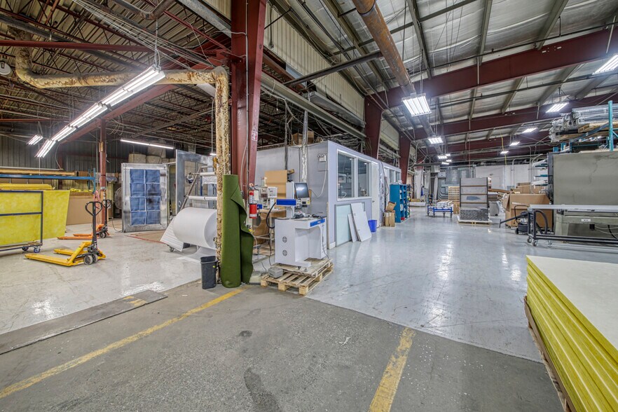 More Photos Of 1265-1325 Rue Industrielle, La Prairie Warehouse For Lease