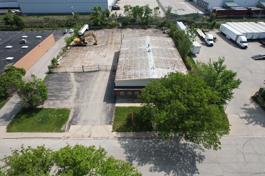 More Photos Of 2425 Pan Am Blvd, Elk Grove Village Warehouse For Sale