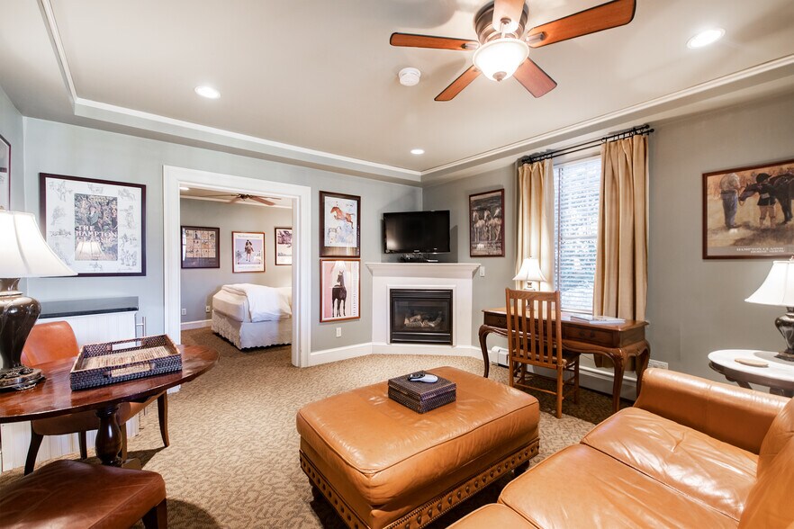 More Photos Of 31 N Main St, East Hampton Hospitality For Sale