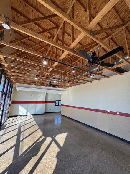 More Photos Of 110 N Jim Wright Fwy, Fort Worth Storefront For Lease